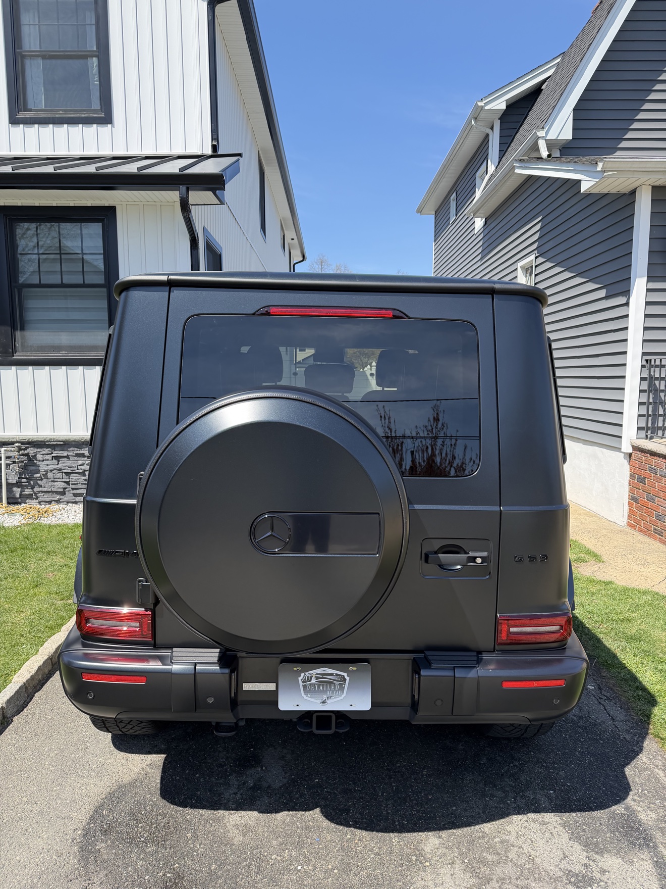 Rear view of the matte black Mercedes-AMG G 63 with Detailed by Yael plate frame