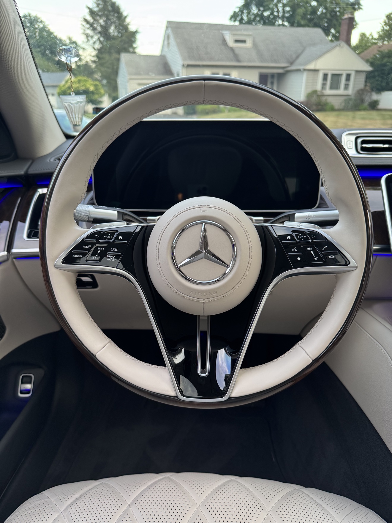 Close-up of the wood and leather steering wheel in a Mercedes-Benz S580