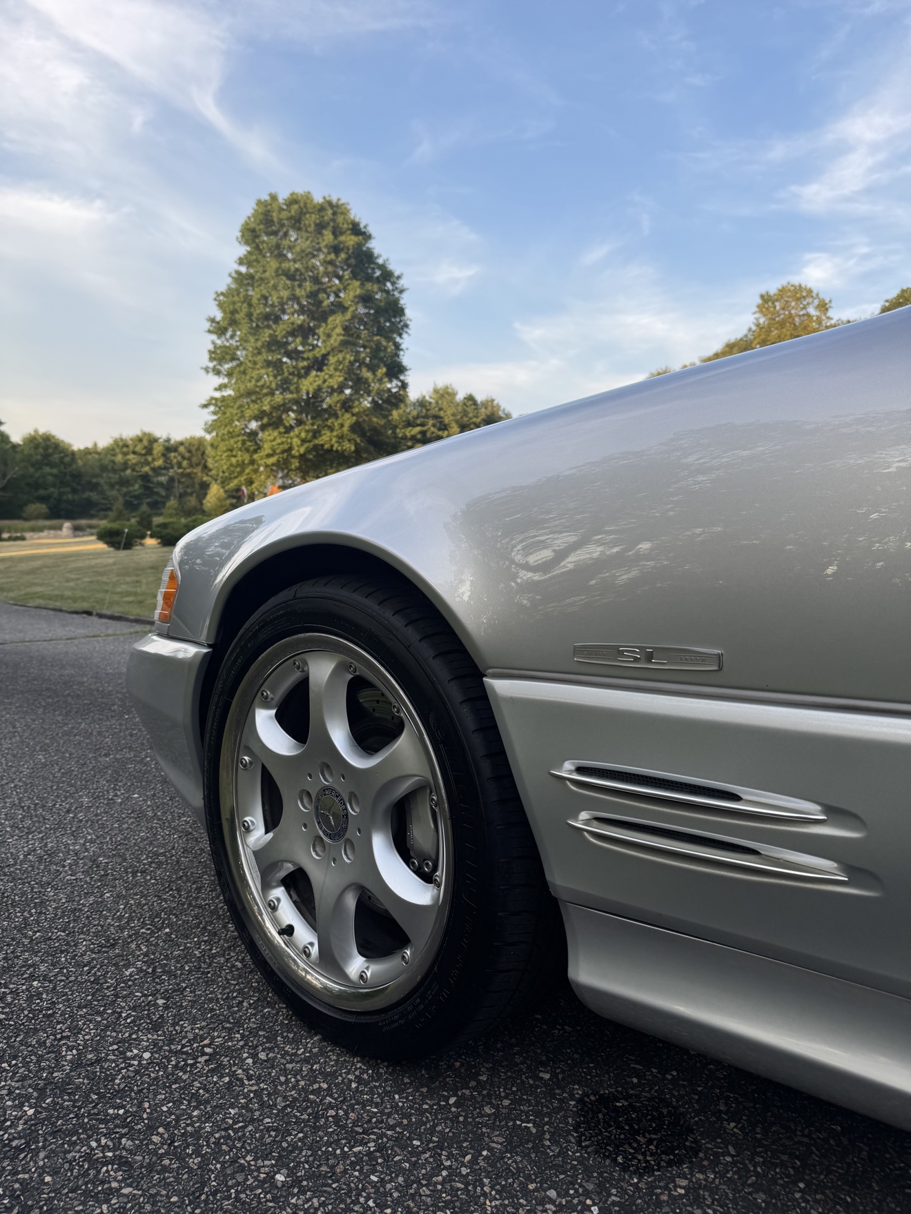 Close-up of the front wheel and SL badge on a silver Mercedes-Benz SL500